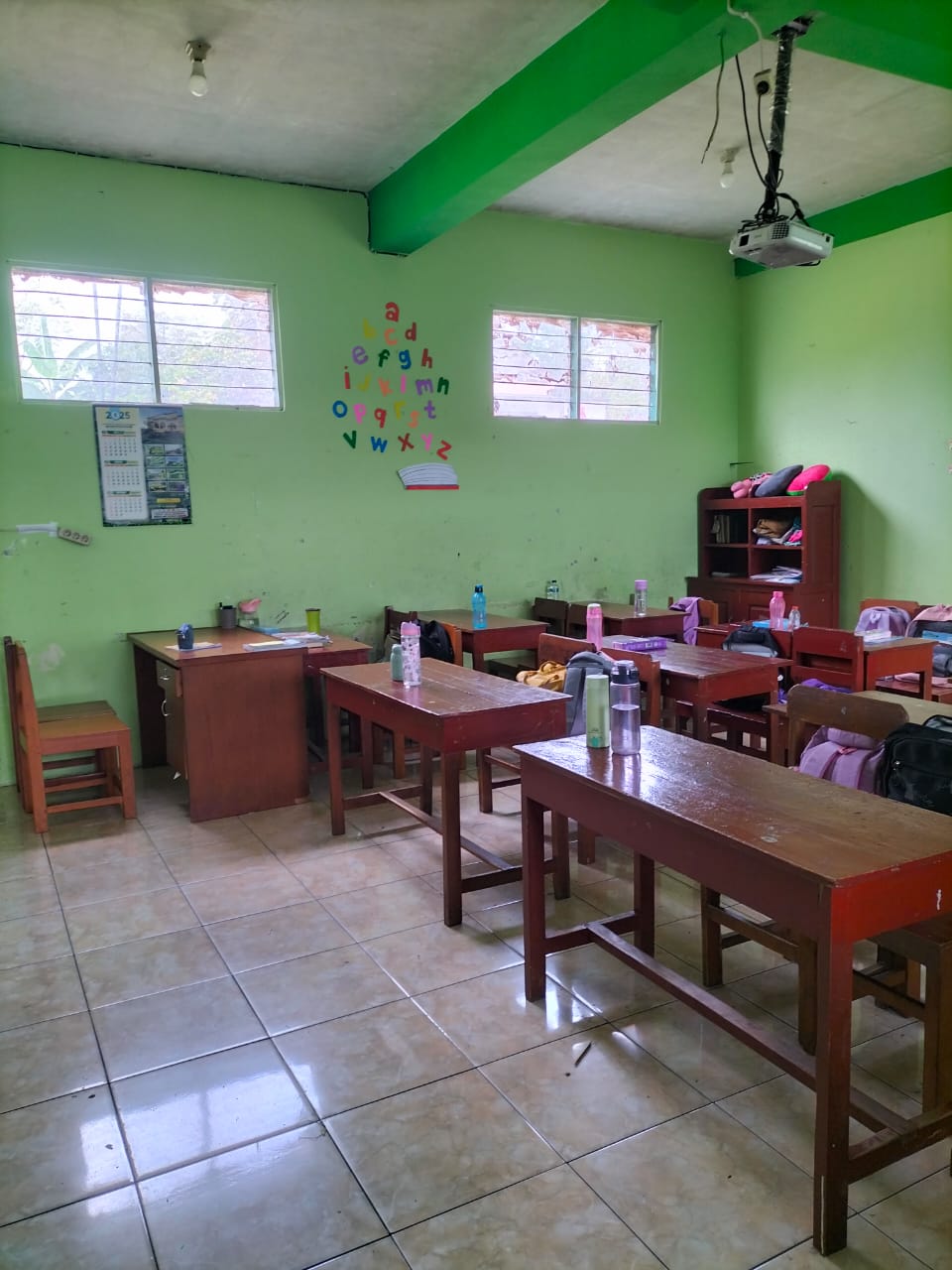ruang kelas SD - Rhois Musthajid.jpg