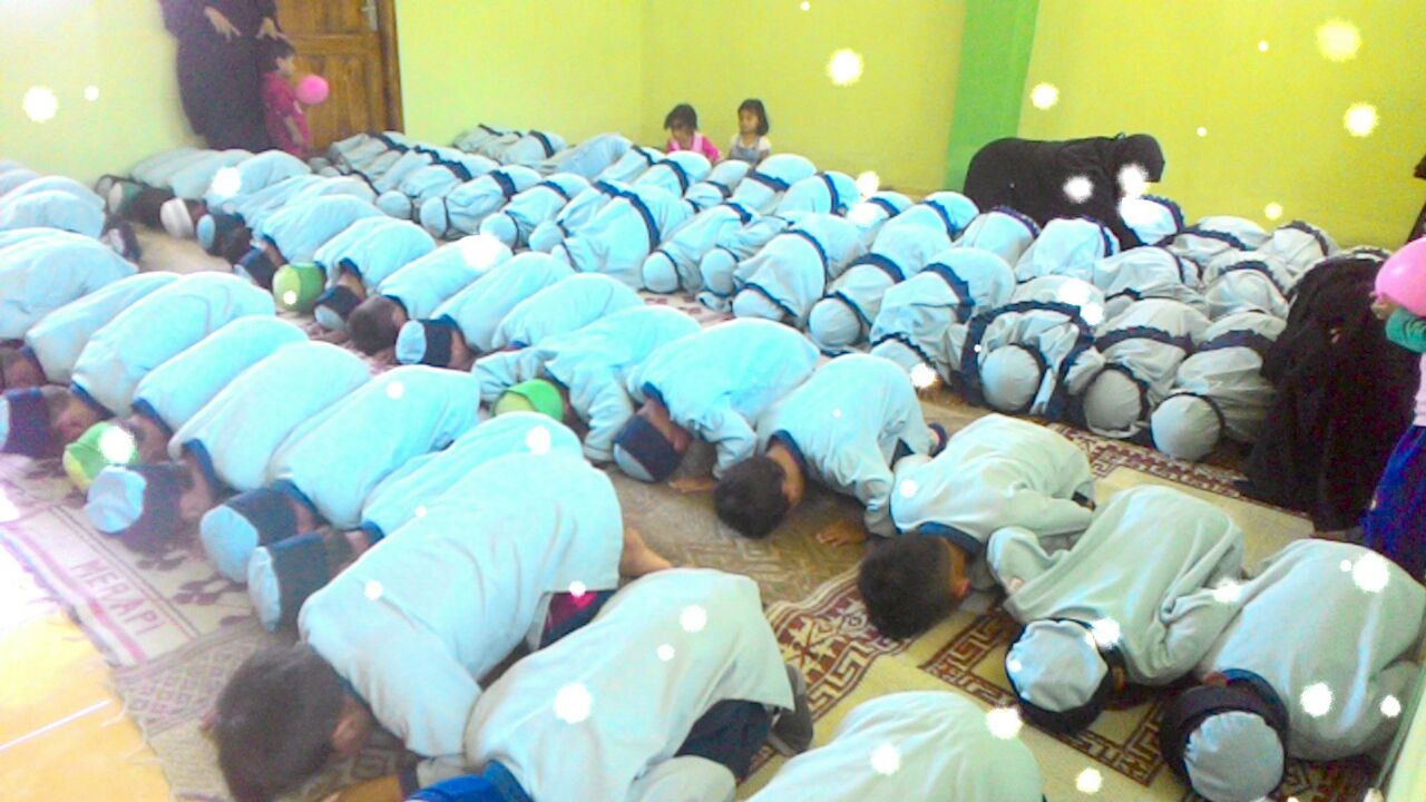 kegiatan sholat bersama kelas B putra dan putri - uma umaisyah.jpg